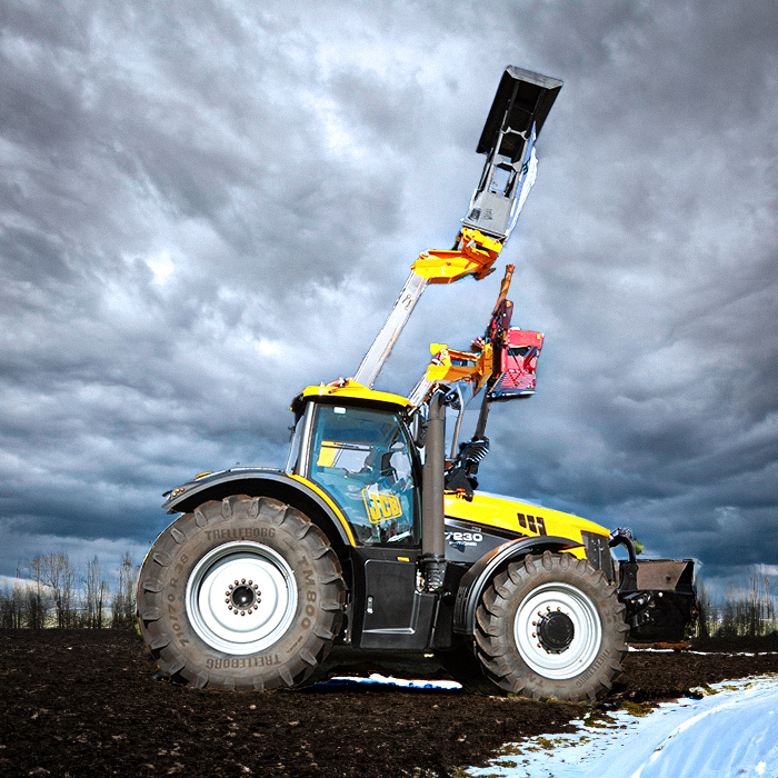 Traktor z teleskopową ładowarką