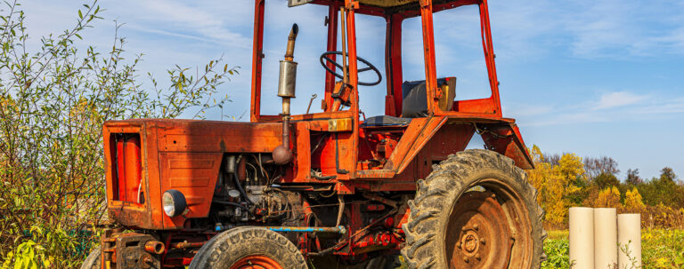 traktor t25 na polu