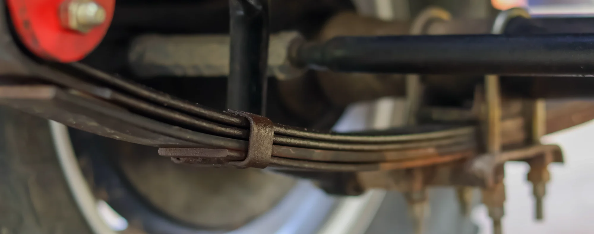 jak zamontować resory do przyczepki