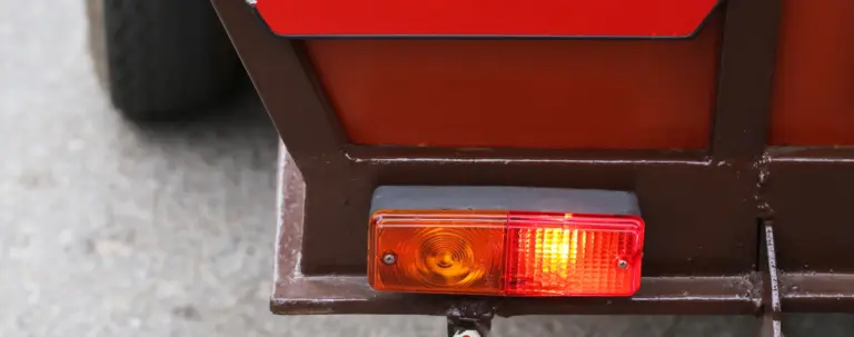 światła w przyczepie rolniczej
